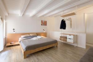 锡拉库扎Residence Ortigia的一间卧室配有一张床,铺有木地板