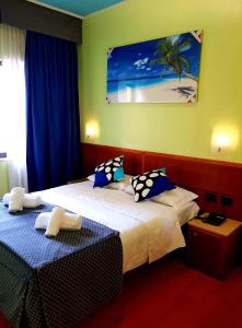 法瓦罗威尼托杜卡勒酒店的酒店客房设有两张床,并拥有海滩的照片。
