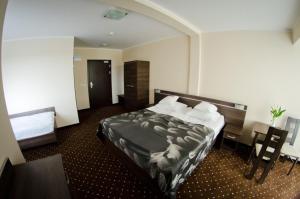 普沃茨克博得克瓦酒店的配有一张床和一张书桌的酒店客房