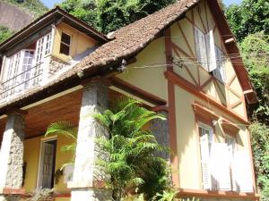 里约热内卢卡萨卡闵都科尔科瓦酒店的前面有棕榈树的房子
