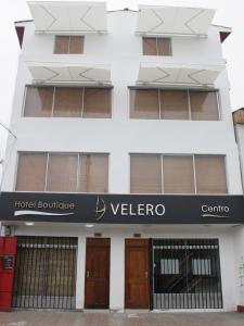 伊基克Hotel Velero Centro的前面有欢迎标志的建筑