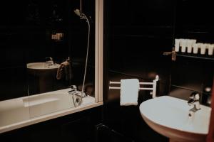 赛莱姆斯中心酒店的一间浴室