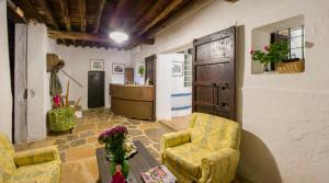 圣塔艾格尼丝科罗纳勘帕尔迪乡间酒店 - 仅供成人入住的客厅配有两把椅子和冰箱