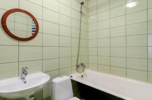 苏梅The Modern Home пр М Лушпы 22的一间带水槽、浴缸和卫生间的浴室