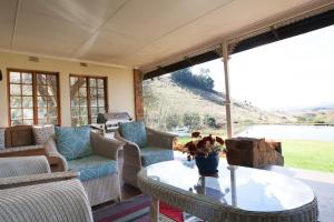 德尔斯特鲁姆Connemara Trout Lodge的带沙发和美景桌子的客厅