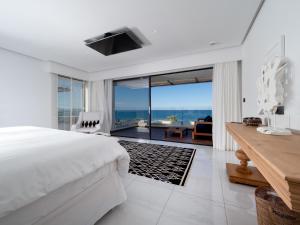 赫索尼索斯阿巴顿岛度假村 的一间卧室配有一张床,享有海景