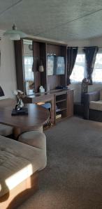 哈特尔普尔crimdon dene holiday park的客厅配有沙发和桌子