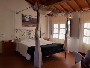 布奇内波焦塞尼纳乡村民宿的一间卧室,卧室内配有一张天蓬床