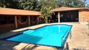 迈林克Chacara Dois Lagos - Mairinque的一座带房子的庭院内的游泳池