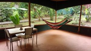 瓜皮莱斯Centro Ananda的客房设有吊床和桌椅。