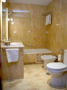 Estepona米格尔安赫尔公寓的浴室配有卫生间、盥洗盆和浴缸。