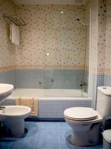 Estepona米格尔安赫尔公寓的浴室配有卫生间、浴缸和水槽。