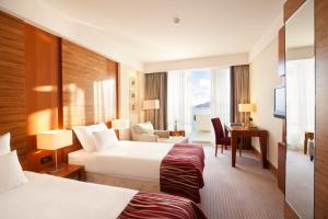 察夫塔特克罗地亚酒店的酒店客房配有两张床和一张书桌