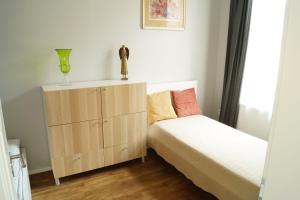 利托梅日采Apartmány Mary的一间卧室配有两张床和梳妆台。