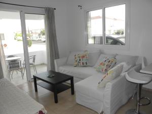 帕拉利米尼Cosy apartment in a luxury resort的客厅配有白色的沙发和桌子