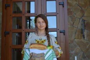 米库利钦Hata Hutsula的门口拿着三明治的女孩