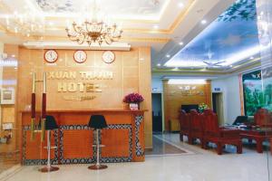 清化Xuan Thanh Hotel的酒店大堂,上面有阅读主要酒店标志