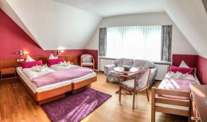 安姆茨堡维里斯池别墅酒店的一间卧室配有一张床、一把椅子和一张桌子