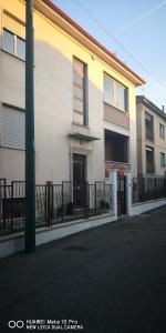 卡萨莱蒙费拉托Casa della Sala Spada的街道旁的白色建筑,有栅栏