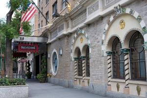 纽约The Belvedere Hotel的街道上带拱形窗户的砖砌建筑