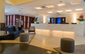 福塔莱萨陆泽罗福塔勒扎酒店的客厅设有蓝色的沙发和大堂。