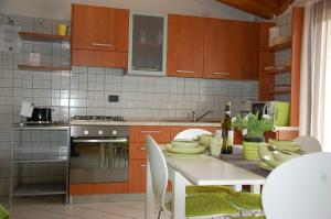 加尔达湖滨Appartamento Betulla的厨房配有带餐具的桌子