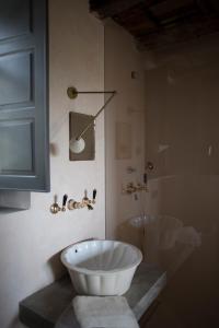 萨尔扎纳B&B La Fustaia的浴室配有大型白色浴缸和水槽