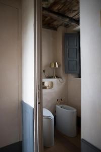 萨尔扎纳B&B La Fustaia的一间带卫生间和水槽的浴室