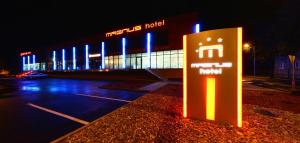 特伦钦特伦钦马格努斯酒店的蓝色灯在建筑物前的标志