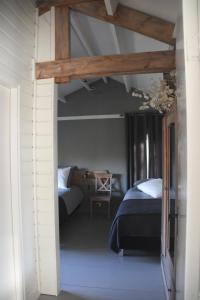 博克斯特尔Buitenuit的一间卧室配有两张床和一张桌子