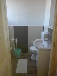 圣特雷莎加卢拉Azienda Agricola Li Nalboni的浴室配有白色卫生间和盥洗盆。