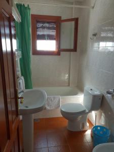 卡皮雷拉hostal ruta de las nieves的浴室配有卫生间、盥洗盆和浴缸。