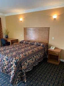 福乐顿市富勒顿汽车旅馆的酒店客房,设有床铺和木制床头板