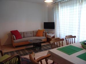 帕塔拉Villa Kirişhome的客厅配有沙发和桌椅