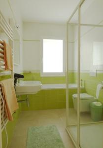 欧斯佩达蒂Della Rose的一间带盥洗盆和窗户的浴室