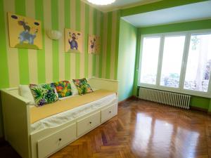 欧斯佩达蒂Della Rose的绿条带间内一间卧室,配有一张床