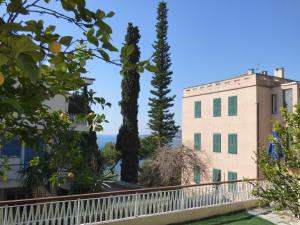 欧斯佩达蒂Della Rose的享有建筑和两棵树的景色