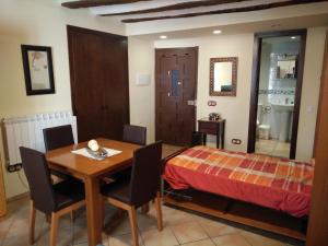 阿尔巴拉辛Apartamento Portal de Molina的一间卧室设有餐桌和一张床