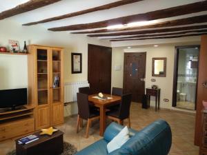阿尔巴拉辛Apartamento Portal de Molina的客厅配有蓝色的沙发和桌子