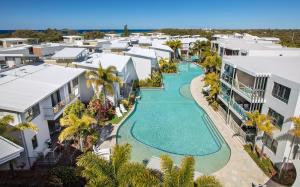 马库拉沙丘住宿度假酒店的享有度假村游泳池的空中景致