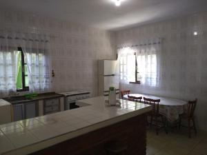 VargemRecanto dos Sonhos的厨房配有柜台和桌椅