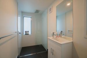 霍巴特Amazing Sea Views Luxury Guest House的一间带水槽和镜子的浴室