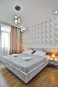 库塔伊西Hotel Terrace Kutaisi的一间卧室,卧室内配有一张大床