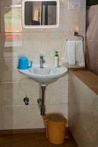 达博利Tent-O-Treat Premium Rooms near Dapoli的一间带水槽和镜子的浴室