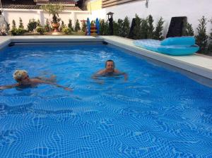沙湾拿吉avalon residence2的两个男人在游泳池游泳