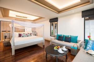 象岛Barali Beach Resort & Spa的一间卧室配有一张床和一张沙发