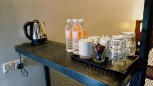 乔治市Super 8 Hotel @ Georgetown的桌子上装有瓶装水和眼镜