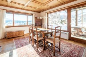 弗利姆斯Casa Murissen的一间带桌椅和窗户的用餐室