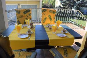 巴登Zeitreise-Ferienhaus的一张黄色桌子,上面有盘子