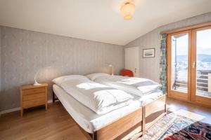 弗利姆斯Casa Murissen的一间卧室设有一张大床和一个窗户。